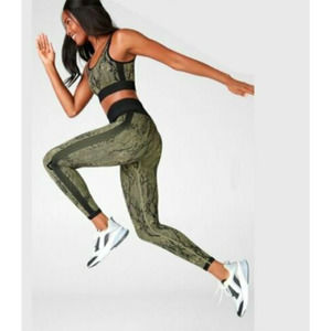 Fabletics Synchronize 2-piece outfit Bra Legging